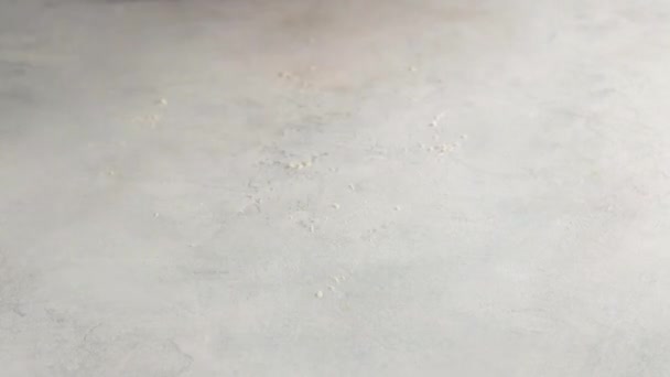 Samice ugniatają ciasto mąką na stole. Chleb. 4K — Wideo stockowe