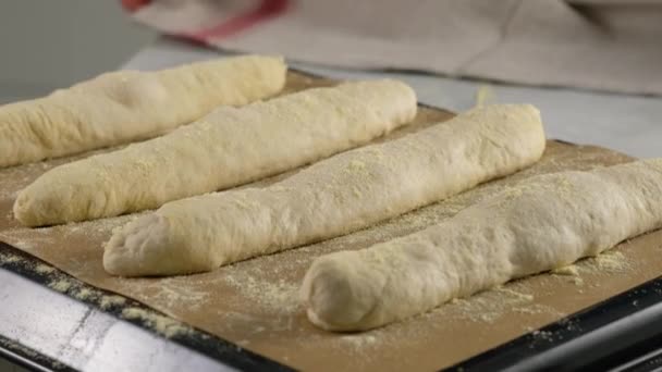 Жінка робить саморобні багети. Органічний саморобний багет традиційний французький хліб . — стокове відео