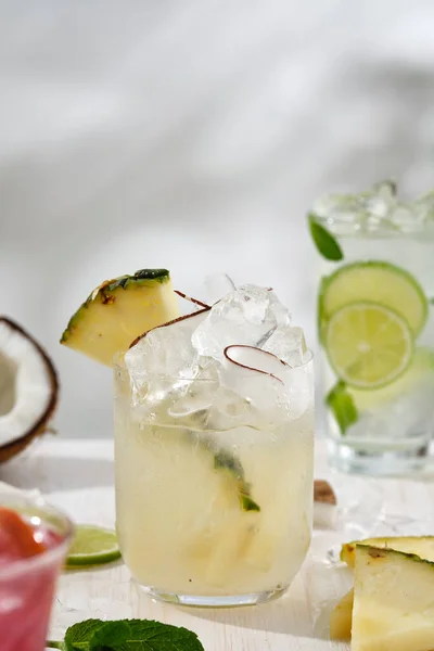 Cocktail di Pina colada su sfondo di erba. Concetto estivo. — Foto Stock