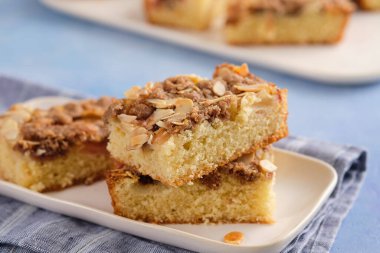 Elmalı turta ve badem. Boşluğu kopyala.