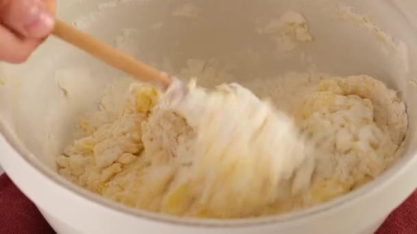 Mani panettiere impastare l'impasto con una frusta in una ciotola di vetro. Pasta da cucina, ingredienti da forno. — Video Stock