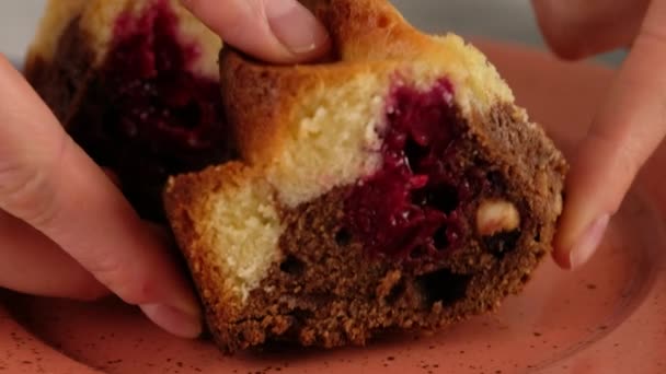 Mani femminili taglio torta di ciliegie appena sfornata Giovane donna taglio fetta di torta al forno sul piatto a casa. — Video Stock