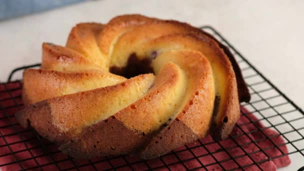 Le donne prendono una torta con le ciliegie dallo stampo. Delizioso cupcake fatto in casa con ciliegie. — Video Stock