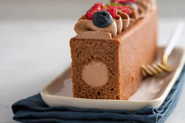 Шоколадный торт с шоколадным кремом и ягодами. Изысканный торт. — стоковое фото