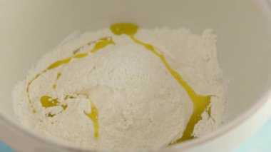 Fırıncı elleri hamuru bir kasede yoğurur. Yemek hamuru, yemek malzemeleri..