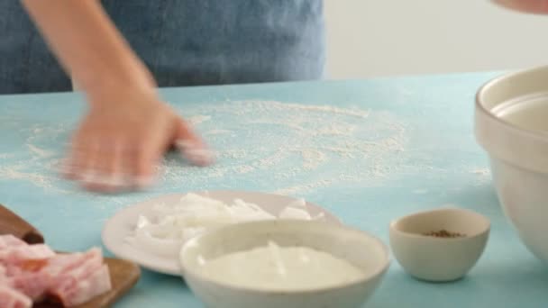 Młoda kobieta ugniatać ciasto z rąk mąki piec ciasto w domu, gospodyni domowa pani gotowanie w nowoczesnej kuchni sam przygotowanie ciasto. — Wideo stockowe