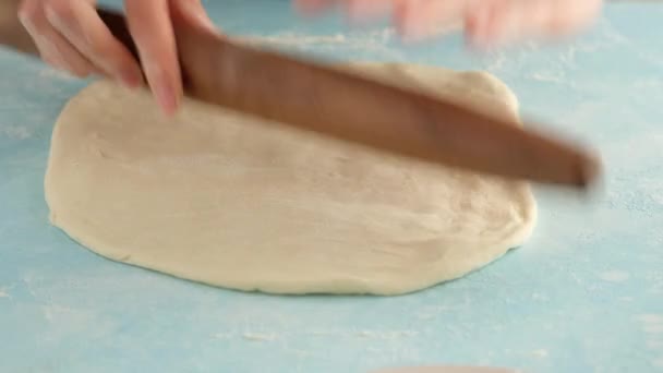 Młoda kobieta ugniatać ciasto z rąk mąki piec ciasto w domu, gospodyni domowa pani gotowanie w nowoczesnej kuchni sam przygotowanie ciasto. — Wideo stockowe