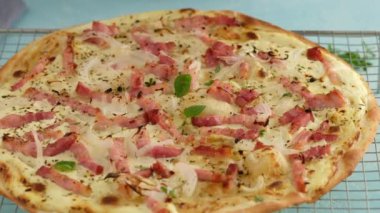 Pastırmalı, soğanlı ve ekşi kremalı turta. Flammkuchen. Kadın bir Alman turtası yaptı. Pizza..