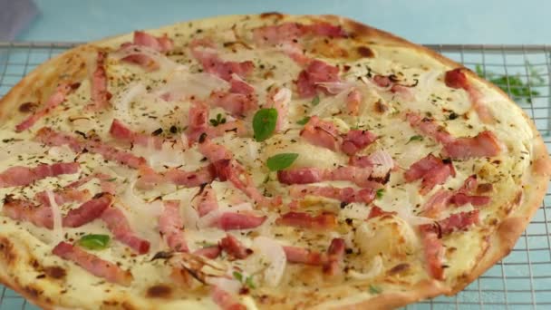 Paj med bacon, lök och gräddfil. Flammkuchen. Kvinnan gjorde en tysk paj. Pizza. — Stockvideo