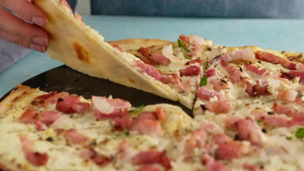 Pie with bacon, onion and sour cream. Flammkuchen. The woman made a German pie. Pizza. — Stock Video