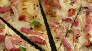 Pastırmalı, soğanlı ve ekşi kremalı turta. Flammkuchen. Kadın bir Alman turtası yaptı. Pizza..