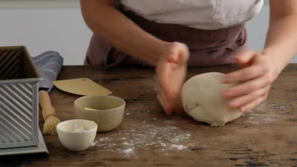 Een vrouw vormt een gist tarwebrood. Geroosterd brood. 4K. — Stockvideo