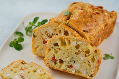 Açık gri arka planda tavuk, peynir ve biberli kek. Lezzetli kek. Sağlıklı öğle yemeği veya atıştırmalık.