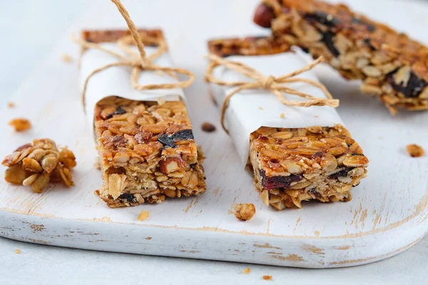 Barrette di granola fatte in casa con noci, semi, semi di chia e ciliegie secche. — Foto Stock