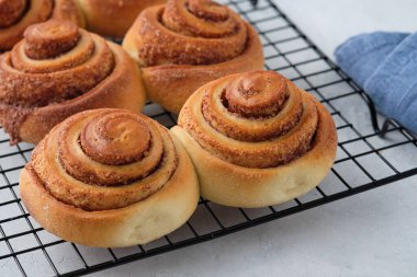 Ev yapımı tarçınlı rulo. Sonbahar konsepti.