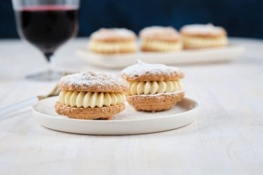 Vanila kremalı fındıklı sandviç. Noel tarifi.