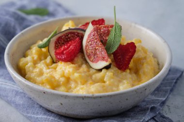 Pirinçli kabak lapası, ahududu ve taze incir. Sonbahar yemekleri.