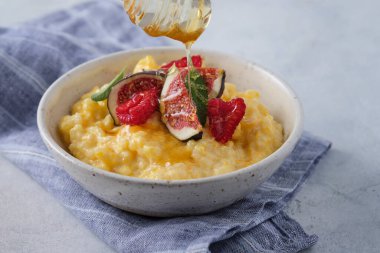 Pirinçli kabak lapası, ahududu ve taze incir. Sonbahar yemekleri.