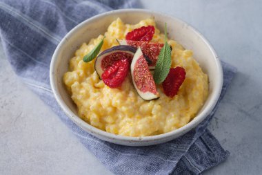 Pirinçli kabak lapası, ahududu ve taze incir. Sonbahar yemekleri.