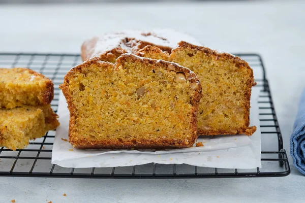 Pastel de pan de calabaza con especias de calabaza y nueces para la cena de otoño. — Foto de Stock