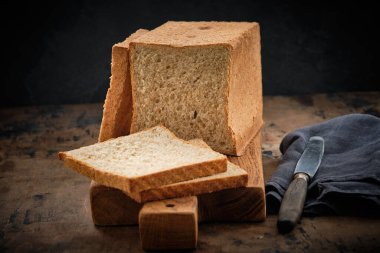 Tahta arka planda kepekli tost ekmeği. Sağlıklı yemek..