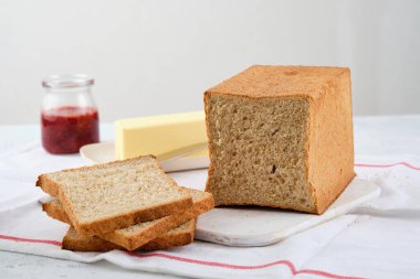 Tahta arka planda kepekli tost ekmeği. Sağlıklı yemek..