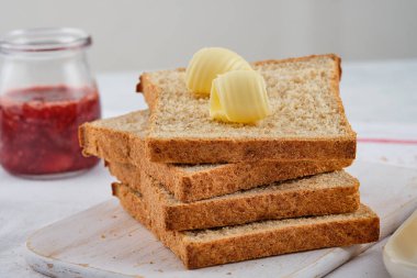 Tost ekmeğine tereyağlı bukle. Kepekli tost, tereyağı ve reçelli sağlıklı kahvaltı..