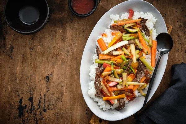 Рис с говядиной и овощами, морковь, лук-порей, цуккини. Обед или ужин. — стоковое фото