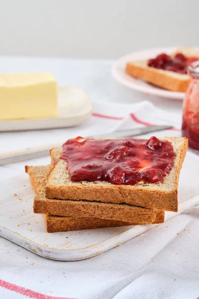 Tostadas con mantequilla y mermelada de fresa. Sabroso desayuno. —  Fotos de Stock