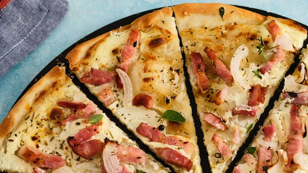 Flammkuchen Pizza Slices. Traditionele Tarte Flambee met Creme Fraiche, Cream Cheese, Bacon en Rode Uien. — Stockfoto