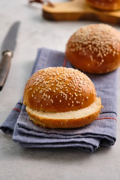 Frische hausgemachte Burger-Brötchen mit Sesam. Kopierraum. — Stockfoto