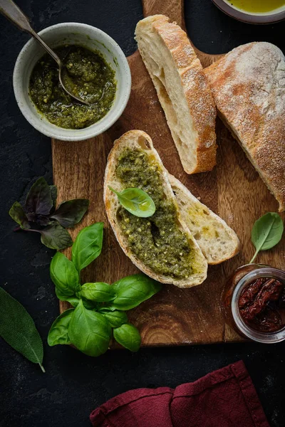 Mediterrane snacks gezet. Olijven, olie, kruiden en gesneden ciabatta brood. Bovenaanzicht. — Stockfoto