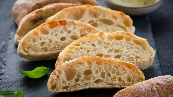 Házi készítésű olasz ciabatta kenyér olívaolajjal. — Stock Fotó