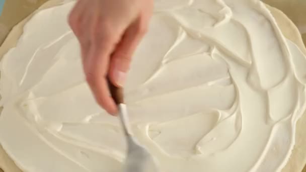 Eine Frau bereitet eine Torte mit Speck, Zwiebeln und saurer Sahne zu. Flammkuchenkuchen. — Stockvideo