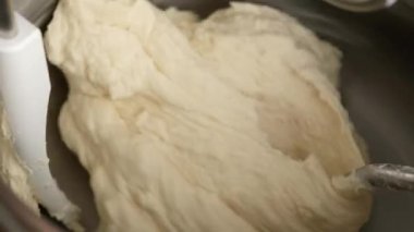 Makine ekmek hamuru yoğurur. Endüstriyel fırın hamur karıştırıcısında çiğ hamur, gıda konsepti. Stok görüntüsü. Yakın plan.