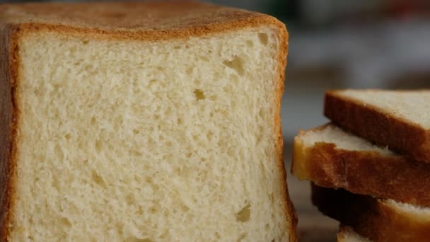 Pan tostado hecho en casa. Rebanadas de pan tostado. Pan de trigo casero. 4K. — Vídeos de Stock