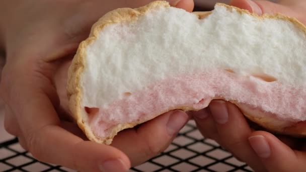 Wolkenbrood. Meringue taart. Klote van TIK TOKA. Brood zonder bloem. LEES van 3 ingrediënten. — Stockvideo