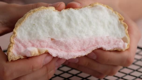 雲パン。メレンゲケーキ。TIK TOKAのクラウドパン。小麦粉のないパン。3種の具材からパン. — ストック動画