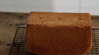 Ev yapımı kızarmış ekmek. Yakın plan tost ekmeği. Ev yapımı buğday ekmeği. 4K.