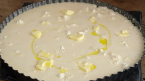 Pastel de queso griego. La mujer prepara un pastel con queso feta. Fondo negro. — Vídeos de Stock