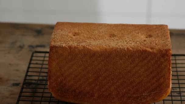 Pan tostado hecho en casa. Pan tostado de cerca. Pan de trigo casero. 4K. — Vídeo de stock