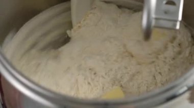 Makine ekmek hamuru yoğurur. Endüstriyel fırın hamur karıştırıcısında çiğ hamur, gıda konsepti. Stok görüntüsü. Yakın plan.