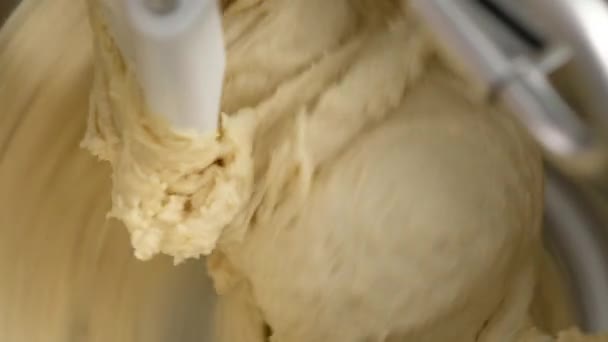 Machine à pétrir la pâte à pain. Pâte crue dans un mélangeur de pâte de boulangerie industrielle, concept alimentaire. Stock footage.close-up — Video