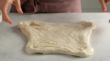 Masada un içinde hamur yoğuran kadın eller. Ekmek.