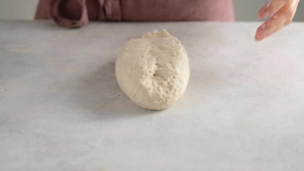 女的手把面团揉成面粉放在桌上.面包. — 图库视频影像