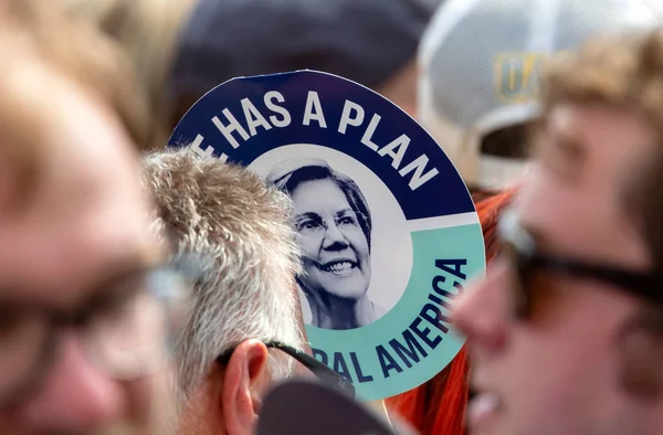 Elizabeth Warren Supporter Holding Sign — Stock Photo, Image