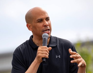Senatör Cory Booker