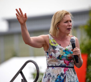 Senatör Kirsten Gillibrand