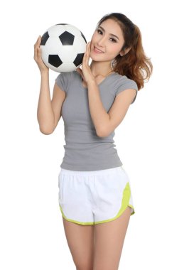 Genç Asyalı kadın futbol elinde tutan spor aşınmaya