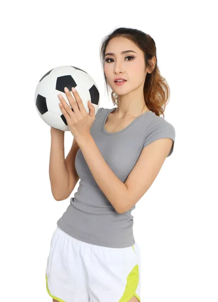 彼女の手にサッカーを保持しているスポーツウェアの若いアジア女性 — ストック写真